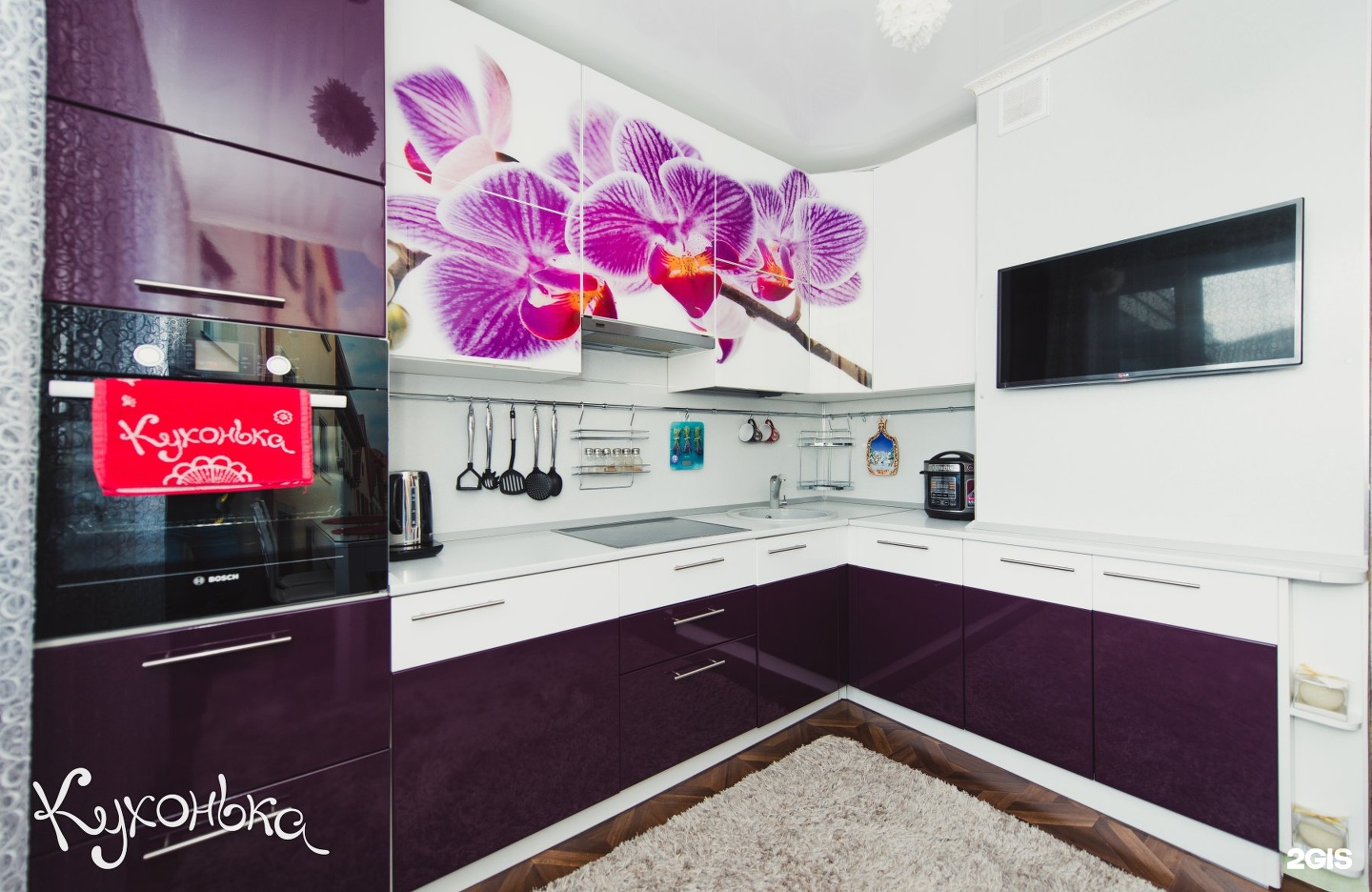 Кухни с фотопечатью фиолетовых роз на фасадах