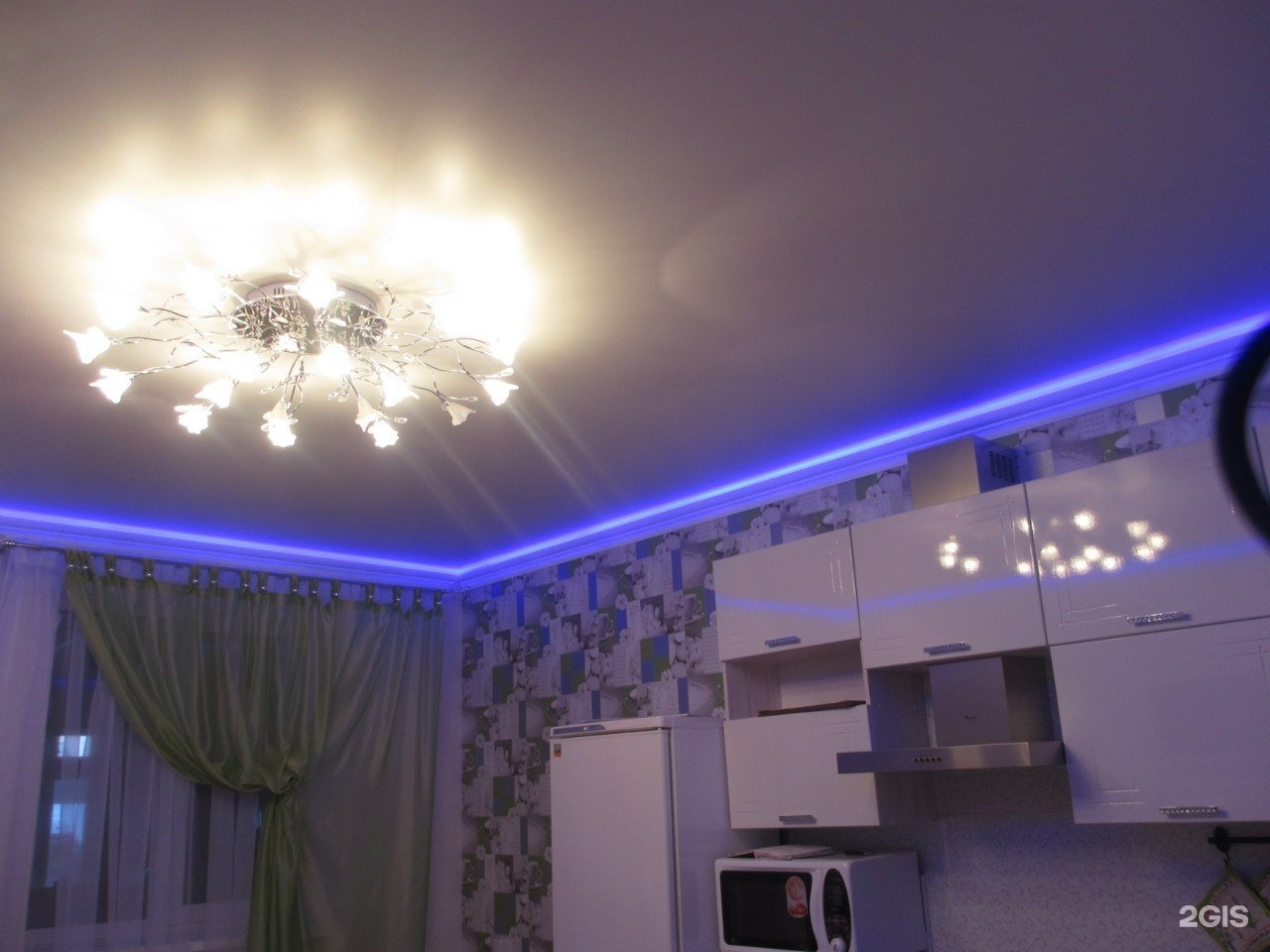 Парящий потолок с подсветкой натяжной в зале