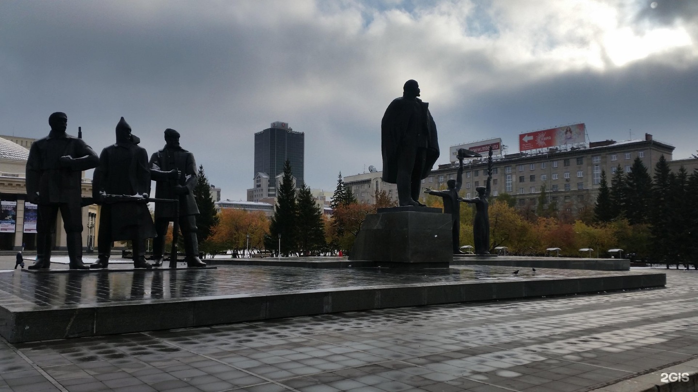Новосибирск скульптура Ленина ночью
