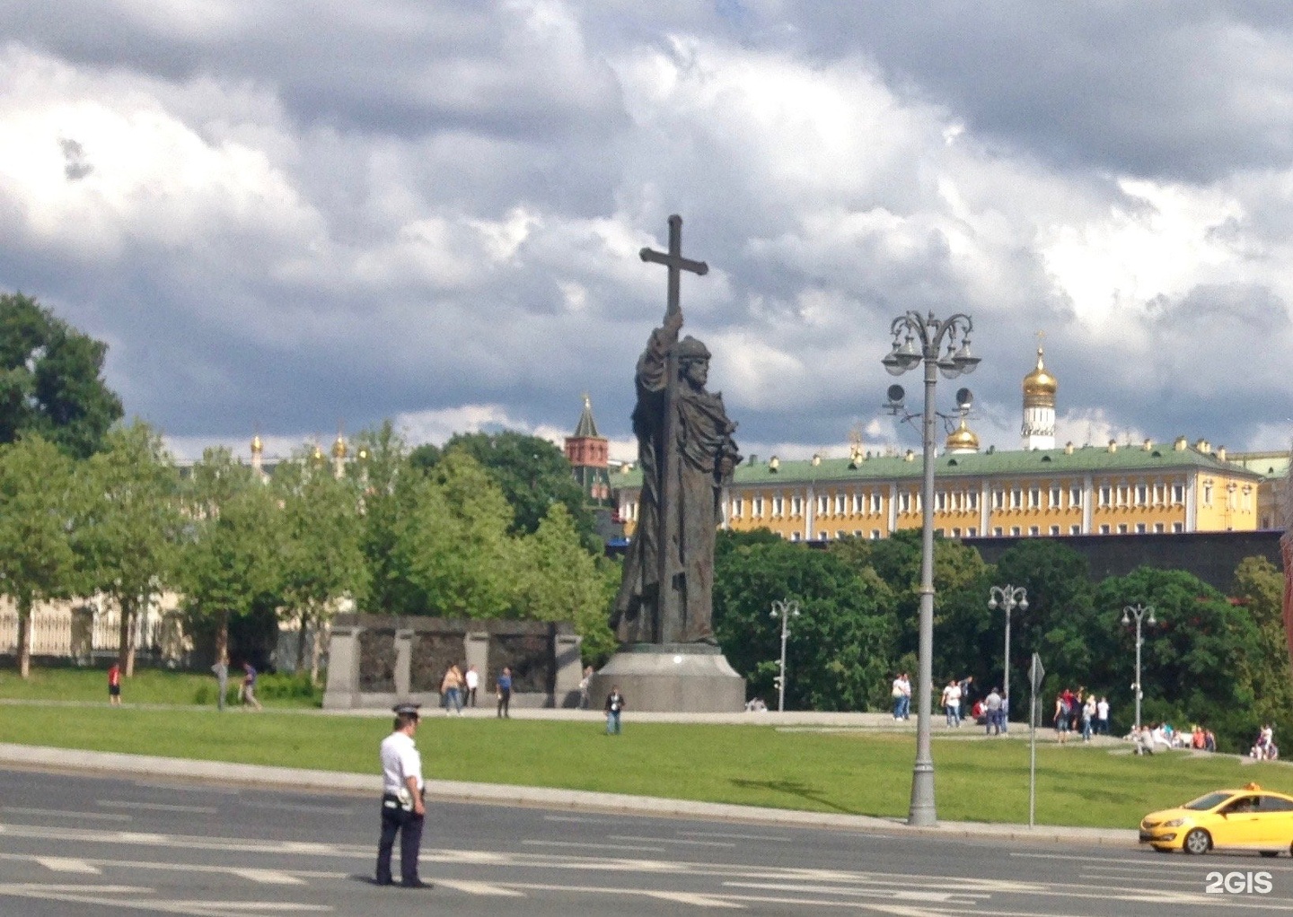 Памятник на Моховой князю Владимиру