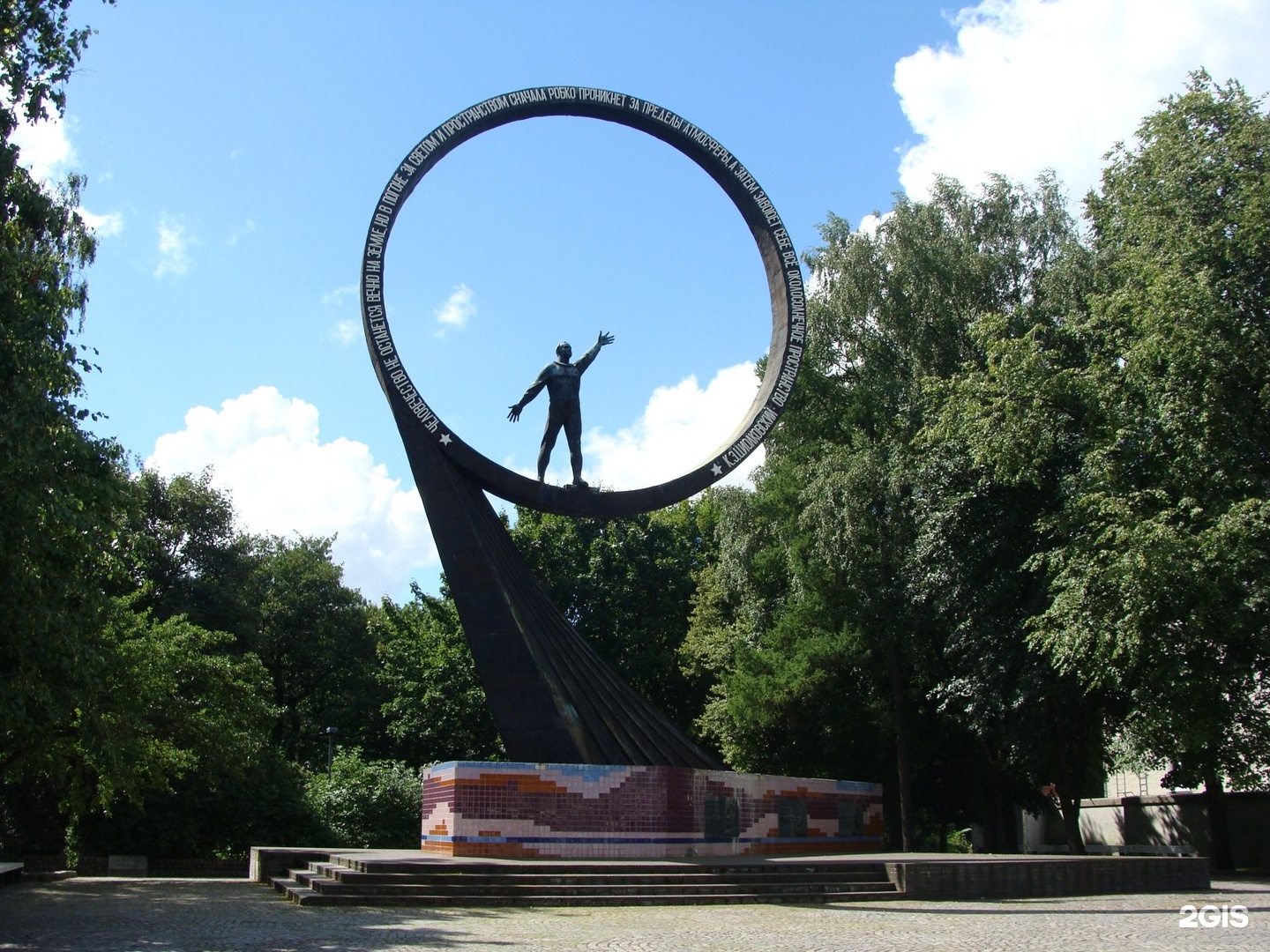 Памятник космонавту Леонову в Калининграде