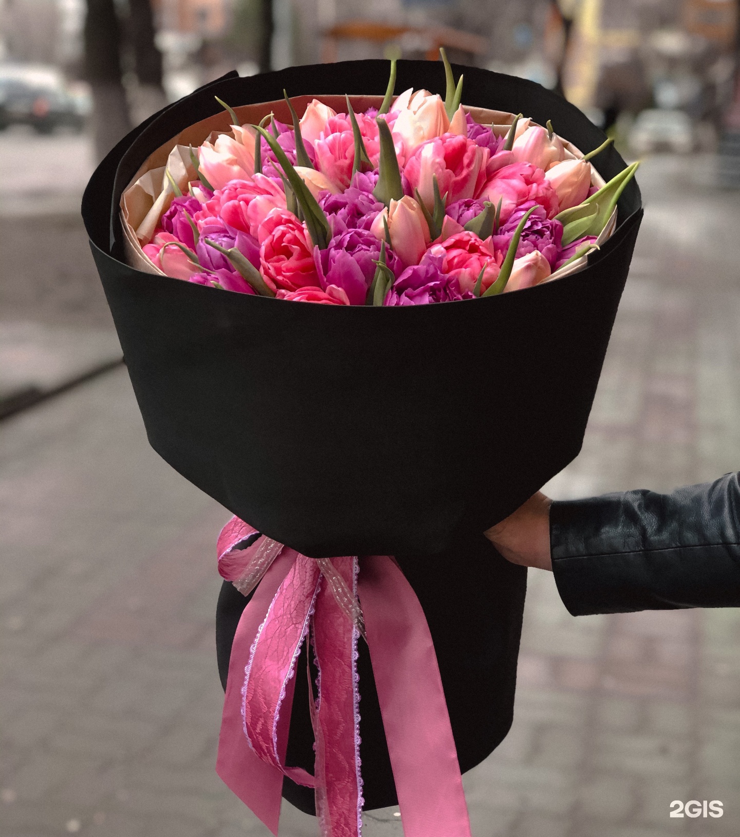 Ип цветочный магазин. Пронёс букет по улице. Цветы для предпринимателей.