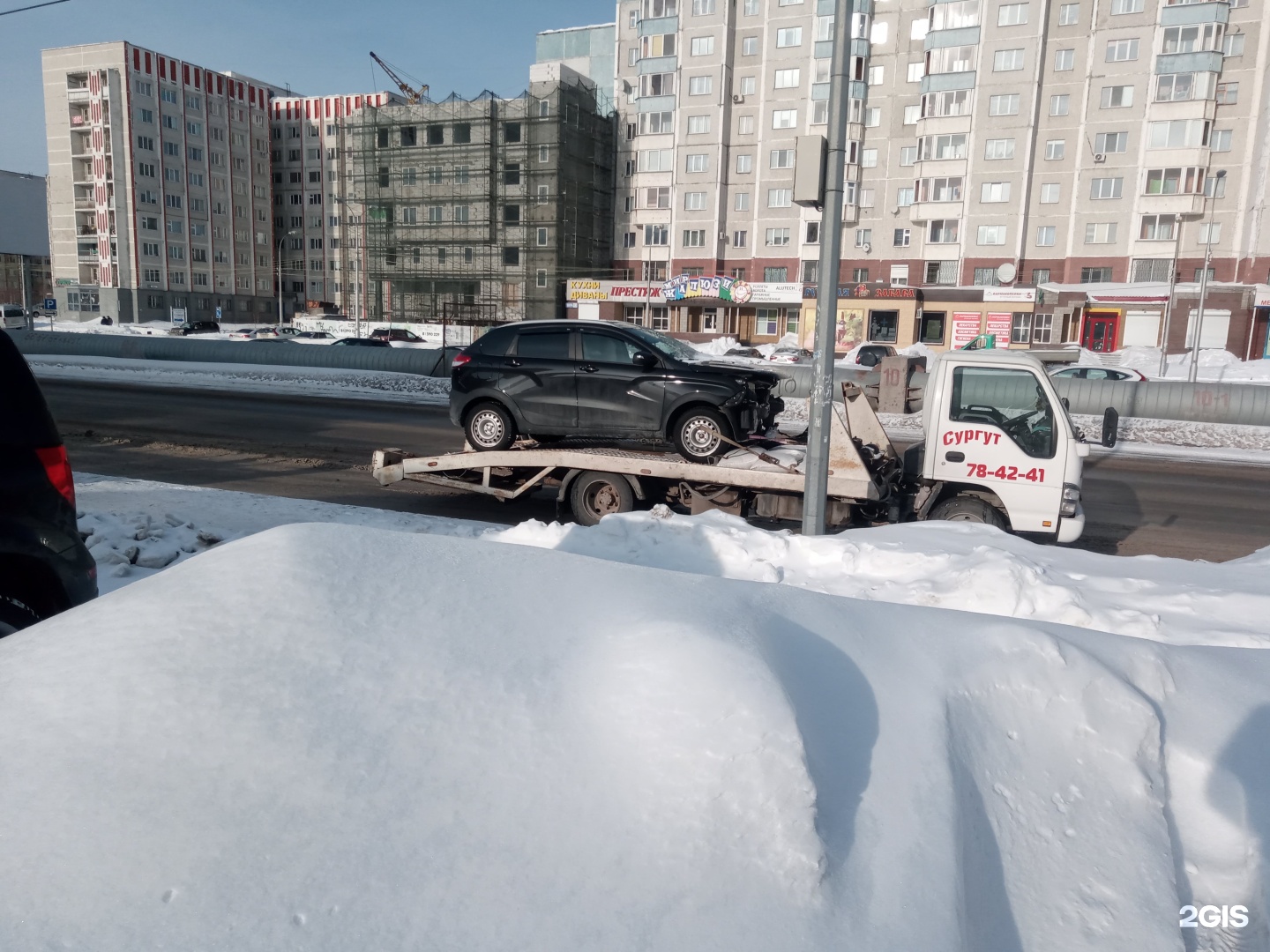 Какие улицы эвакуируют. Машины в снегу во дворе снегопад. Машина на парковке зима. Орёл снег во дворах. Очистка паркововочных карманлв от снега.