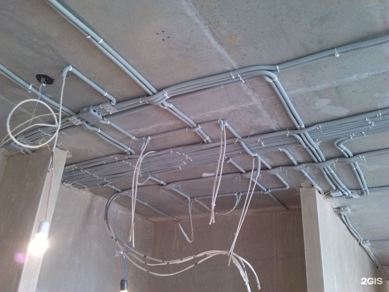Прокладка гофры потолку. Прокладка электропроводки по потолку. Прокладка кабеля по потолку без гофры. Монтаж электропроводки в квартире. Проводка на потолке.