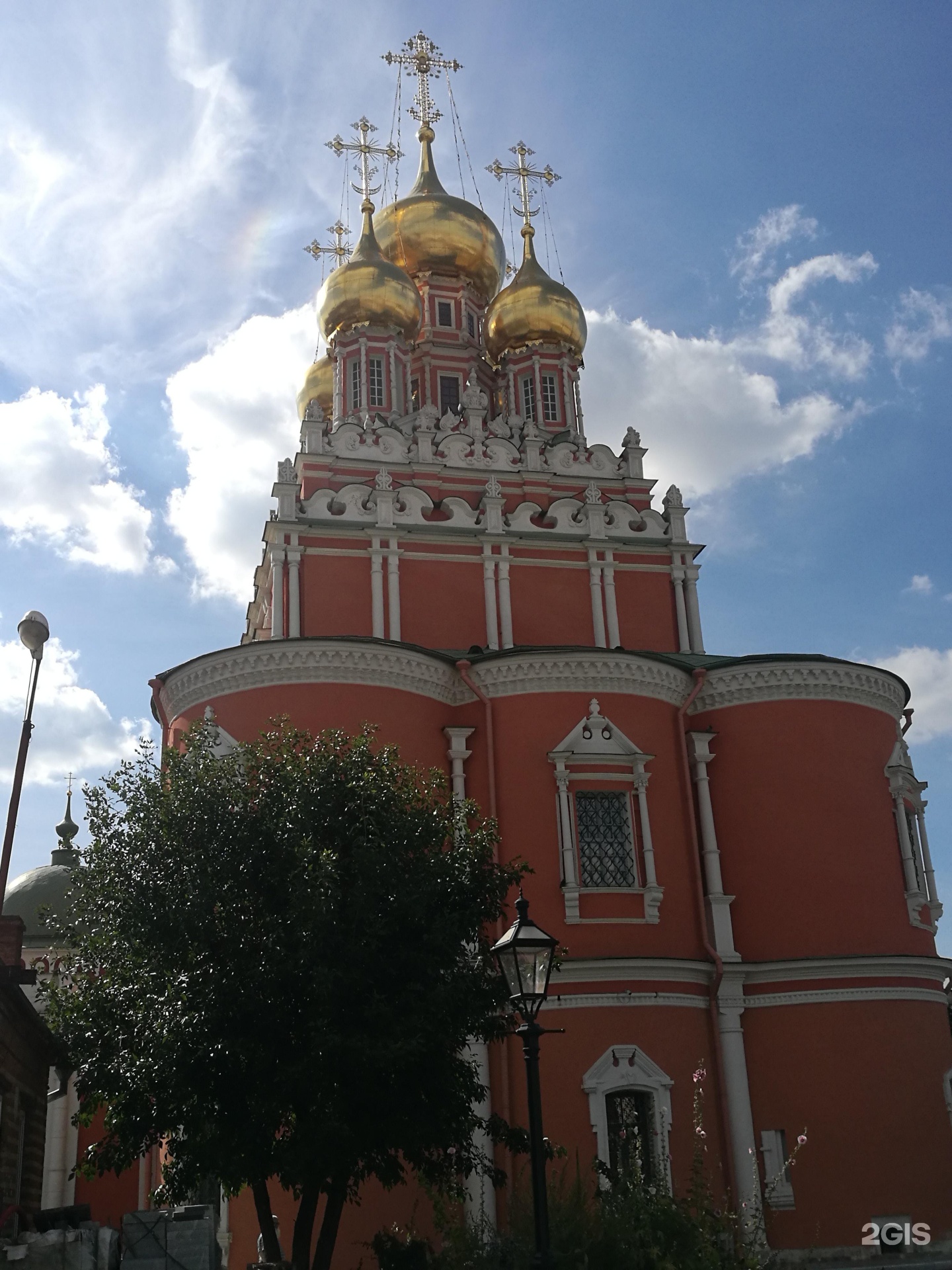 Вилла кадаши москва. Церковь Космодамианская в Кадашах. Храм 2 Кадашевский переулок. Картина храм в Кадашах. Церковь в Кадашах алфёрова.