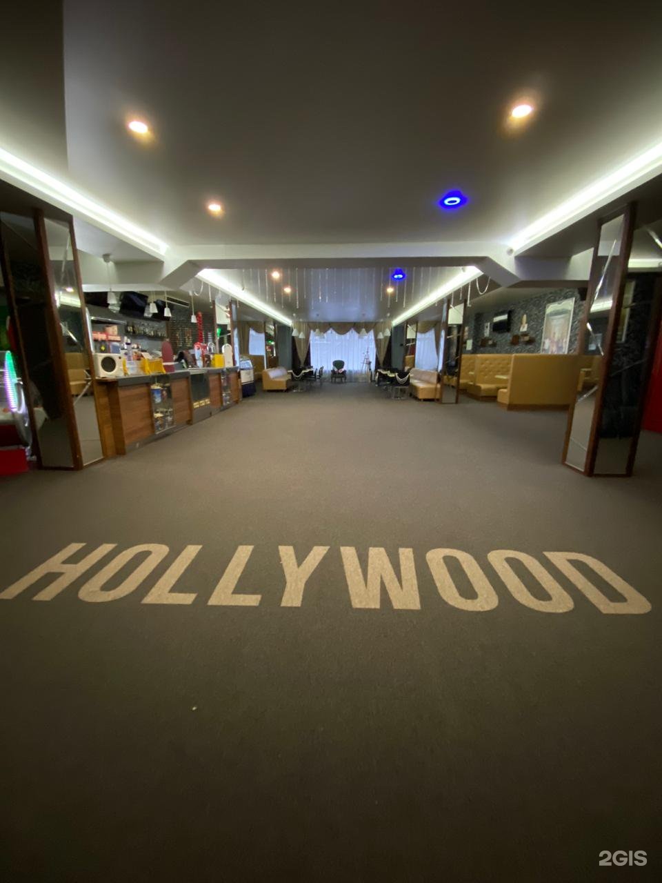 Синема хабаровск. Hollywood кинотеатр Хабаровск. Голливудский кинотеатр. Киноафиша Голливуд Хабаровск. Киноафиши Голливуда.