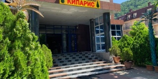 Ольгинка: Отель Кипарис