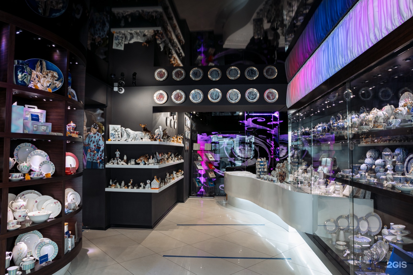 владимирский пассаж магазины. винтажный магазинчик во владимире. владимирский пассаж санкт-петербург тц магазины. бутик итальянской одежды в хевизе. жсм бутик.