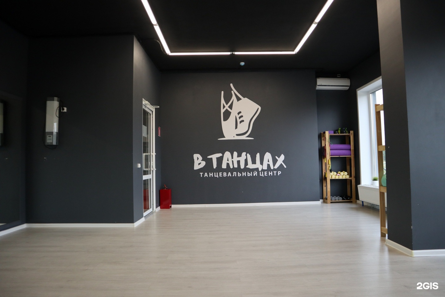 Dance center. Танцевальный центр. Школа танца центр. Танцевальный центр в танцах, Саратов. Центр танцев здание.