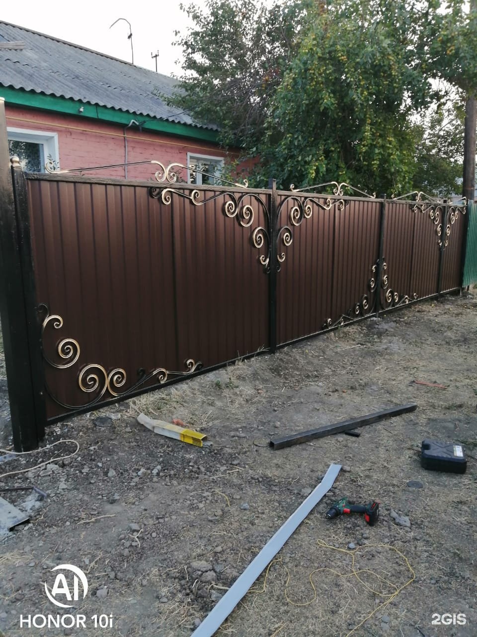 Кованые ворота с шоколадным забором