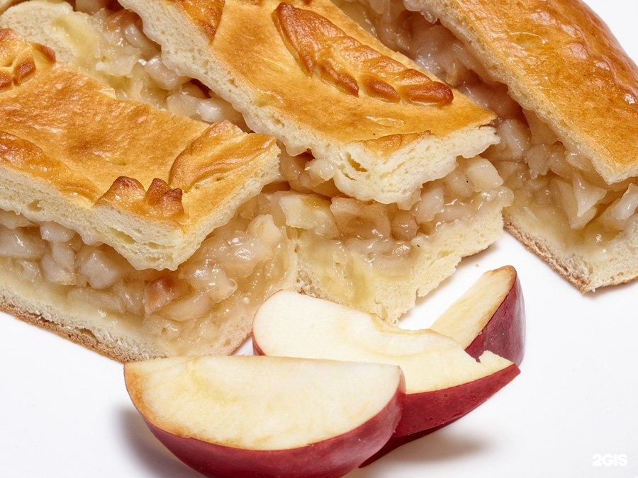 Пирог с яблоками из дрожжевого теста закрытый. Закрытый яблочный пирог. Сдобный пирог с яблоками. Дрожжевой пирог с яблоками. Яблочный пирог из дрожжевого теста.