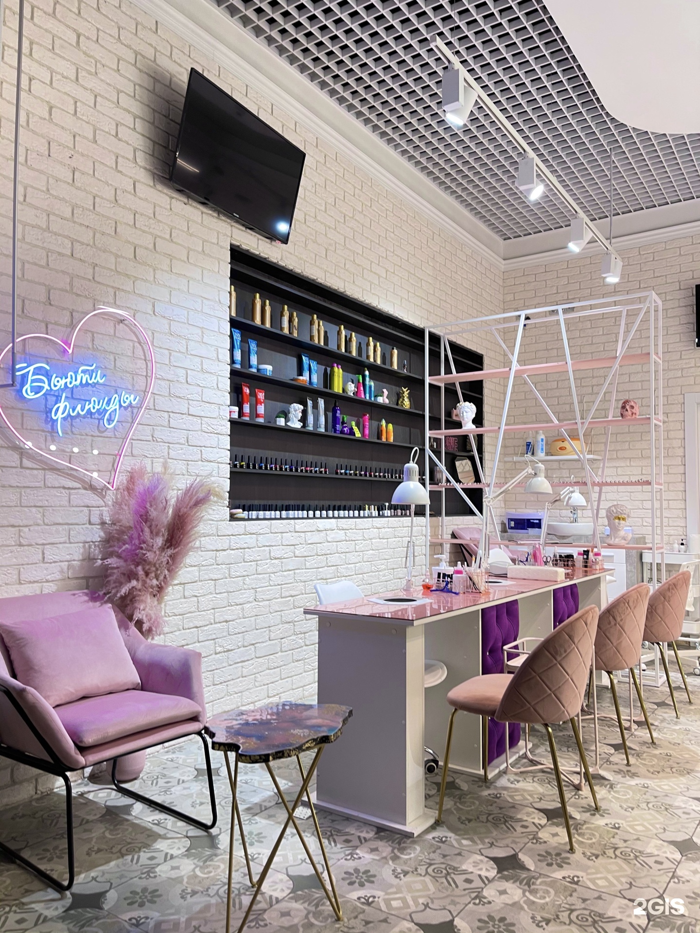 Oly charm. Цирюльник можайское шоссе 30. Салон красоты в трц небо. Салон красоты в тц. Нормандский стиль иваново салон красоты.