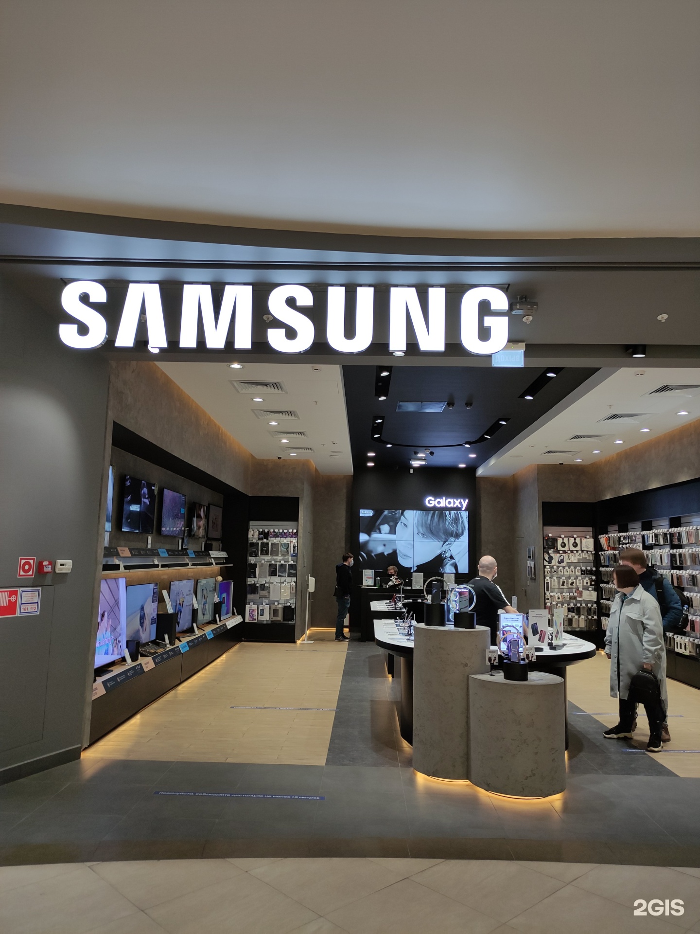 Самсунг магазин. Samsung магазин. Самсунг фирменный магазин в Милане. Samsung Store good Loock.