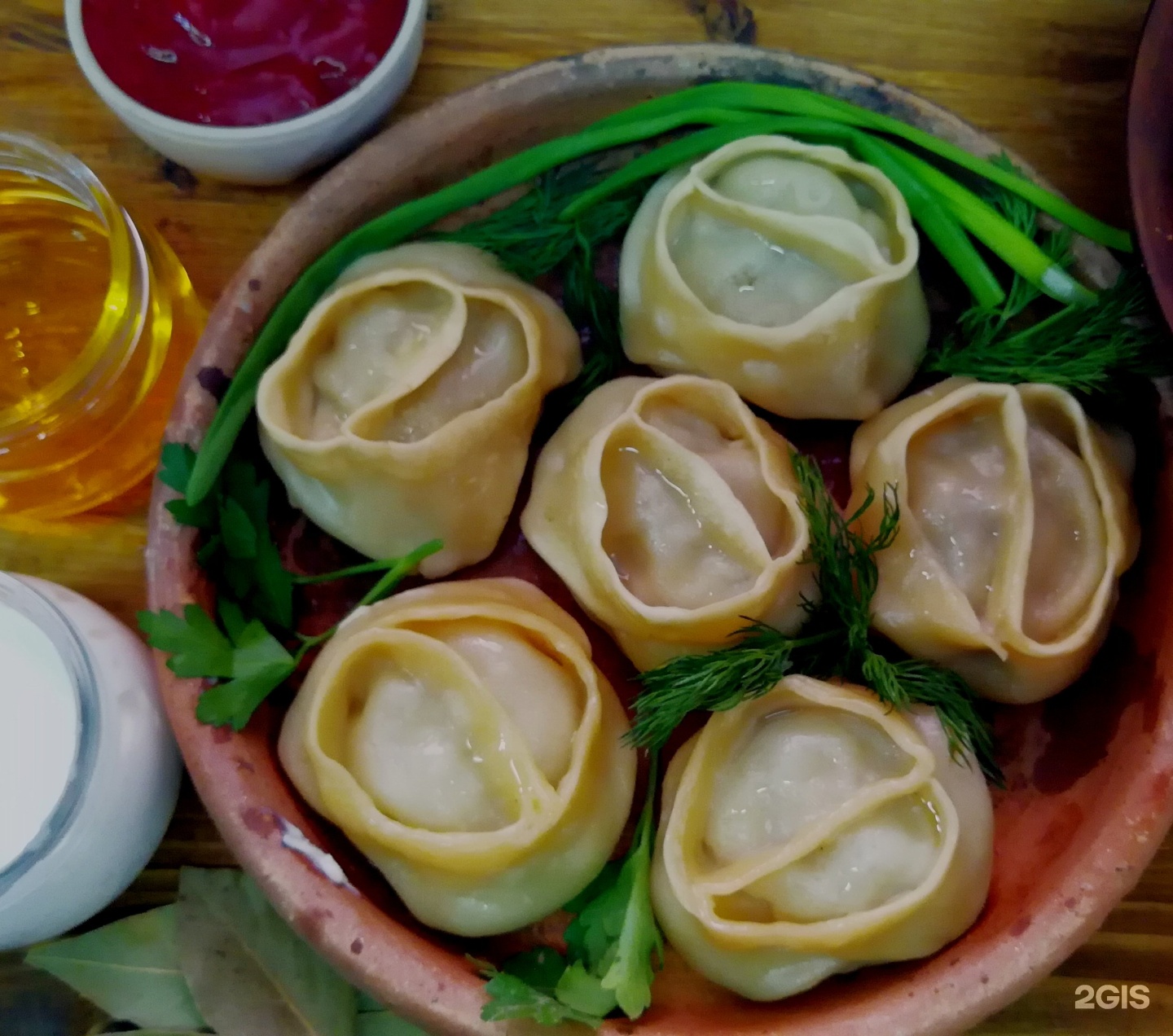 Накрытый стол. Манты в оренбурге. Чучвара шурпа. Мясное ассорти антипасти. Маринад трапеза.