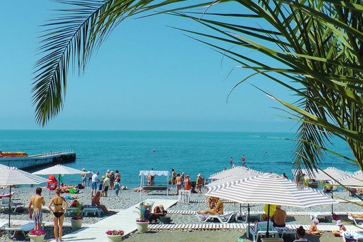 Где лучше отдохнуть на юге. Черное море курорт Сочи. Сочи пляж. Пляж берег Сочи. Городской пляж Сочи.