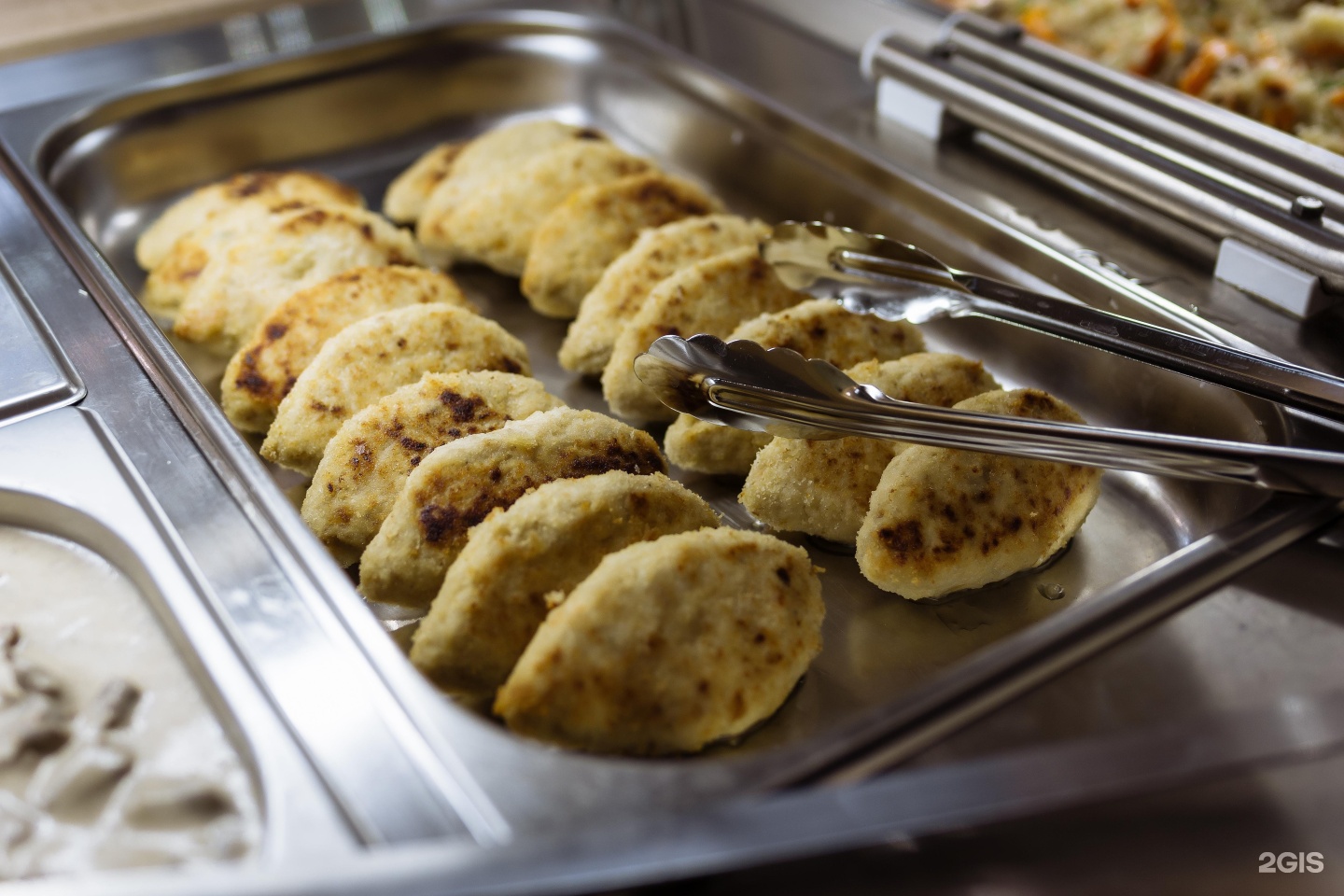 Работники столовой в школе. Кухонный рабочий. Повар столовый 2 2. Повар раздатчик в столовую. Повар столовый 2 2.