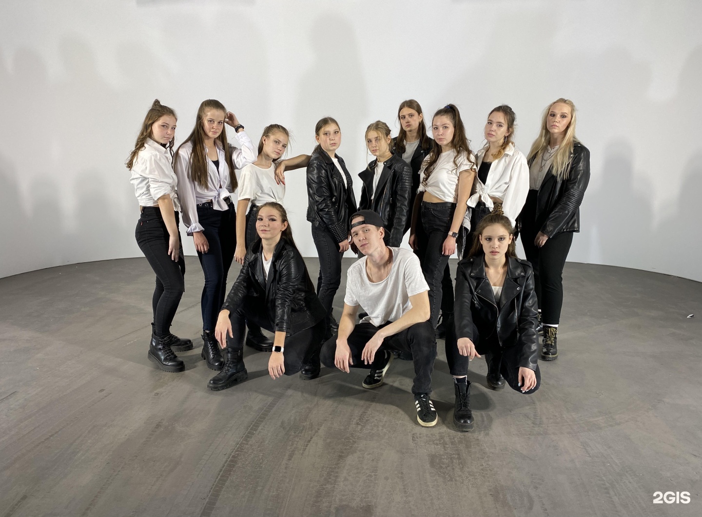 Студия танцев иркутск. Beat Dance Studio. Коммунистическая танцы.