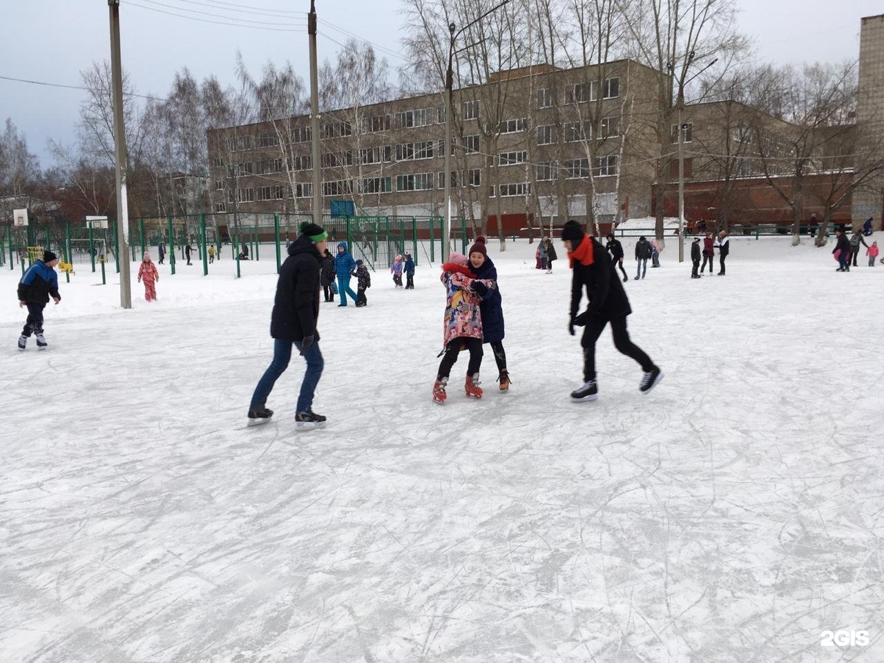 Каток на белозерской улице расписание. Каток Сосновый Бор Томск.