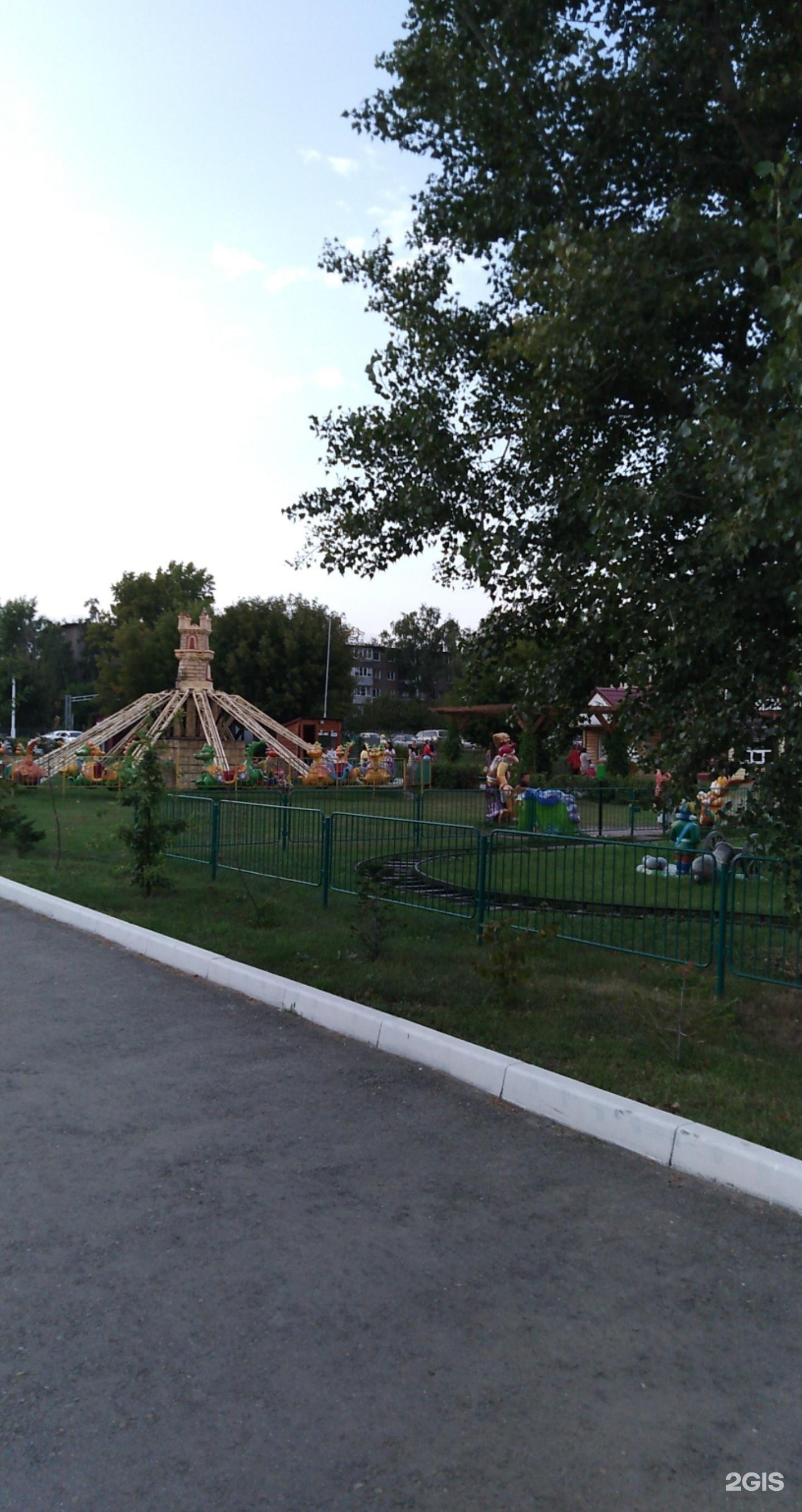 Пляж арлекино барнаул. Парк Арлекино Барнаул беседки. Парк Арлекино Барнаул аттракционы. Бассейн в парке Арлекино Барнаул.