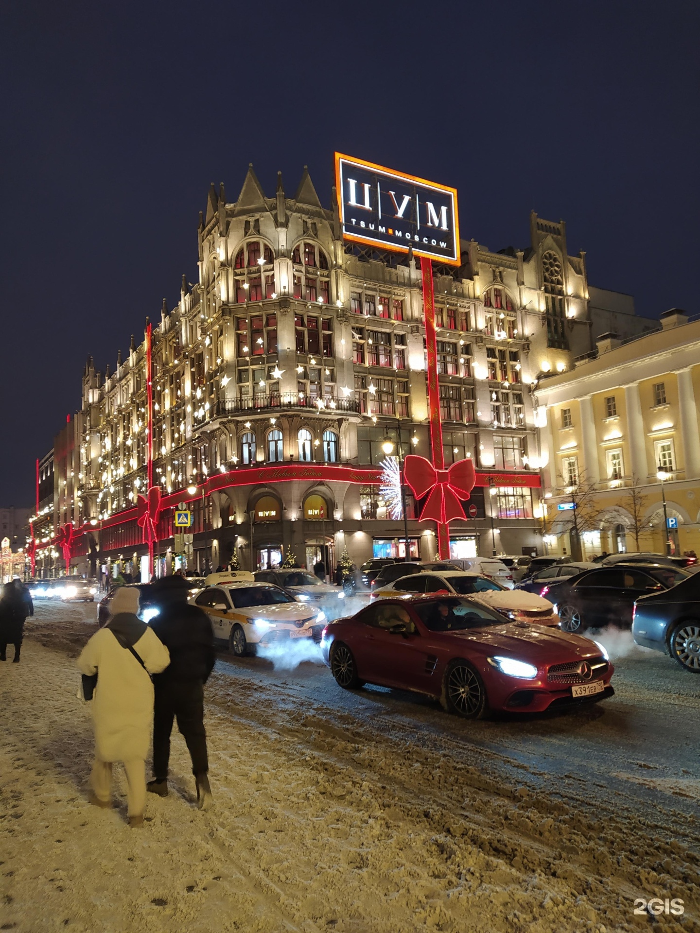 Петровка 2. Москва Петровка 2 ЦУМ. ЦУМ, Москва, улица Петровка. Петровка у ЦУМА Москва. Машины в Москве ЦУМ.