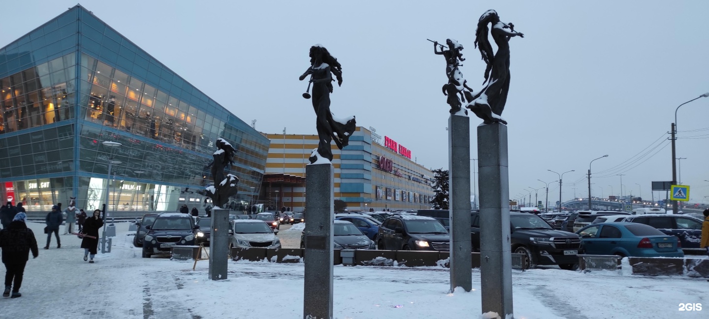 Гранд каньон ТРЦ. Памятник у Гранд каньона СПБ. СПБ Гранд каньон дракон статуя. ТЦ каньон Санкт-Петербург.