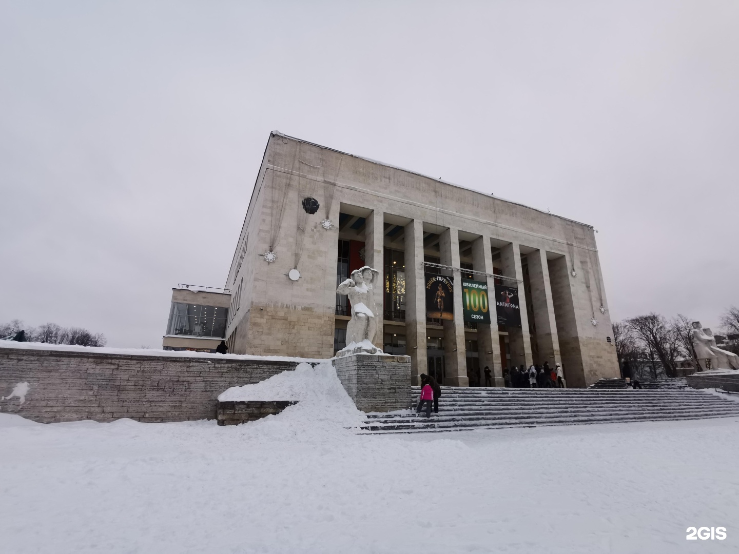 Пионерская площадь 1. Театр юных зрителей имени а.а. Брянцева. ТЮЗ СПБ. Пионерская площадь 1 ТЮЗ. ТЮЗ СПБ фото.