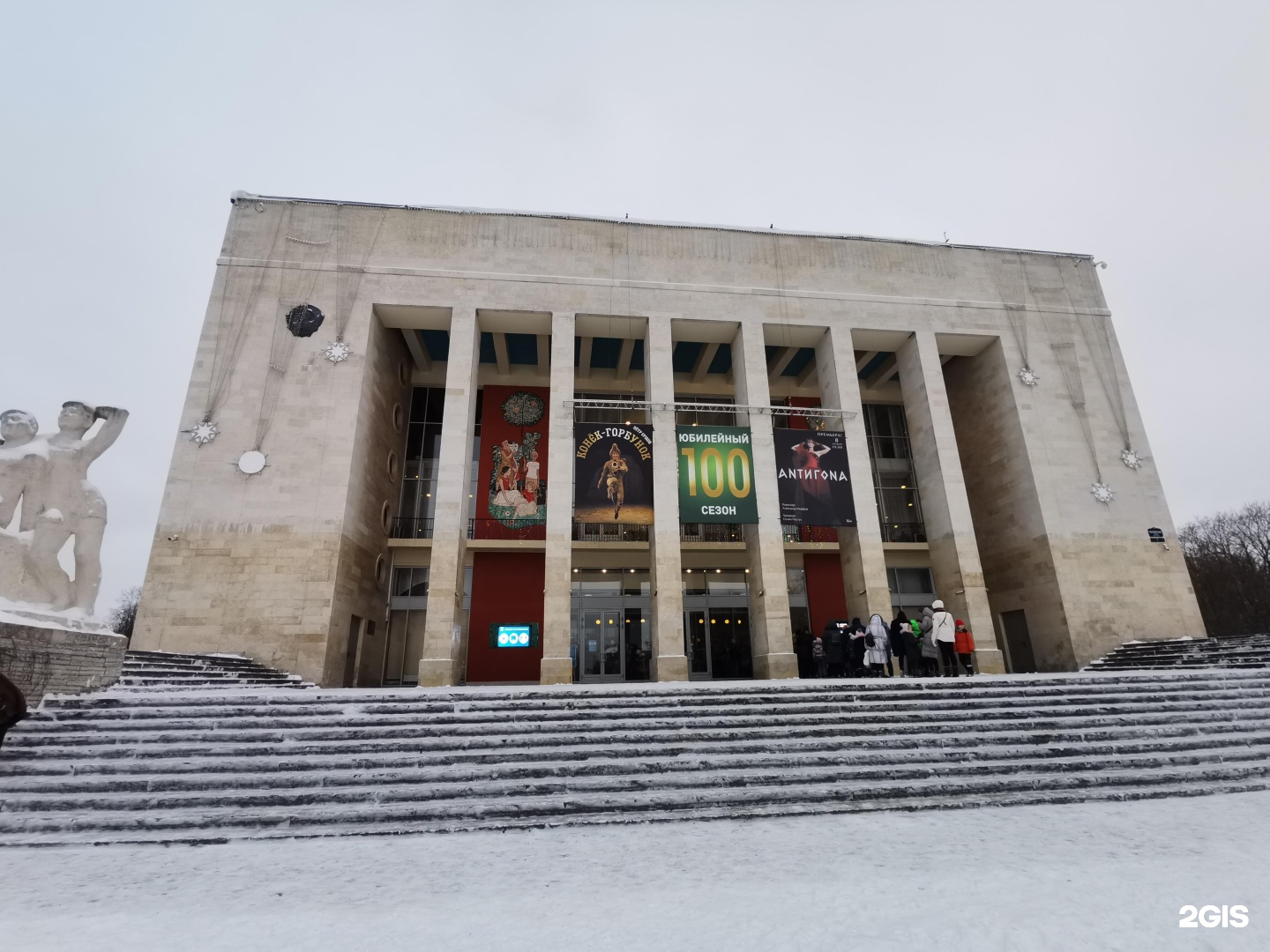 Пионерская площадь 1. ТЮЗ СПБ площадь. ТЮЗ им Брянцева Санкт-Петербург. ТЮЗ СПБ. Пионерская площадь 1 ТЮЗ фото.