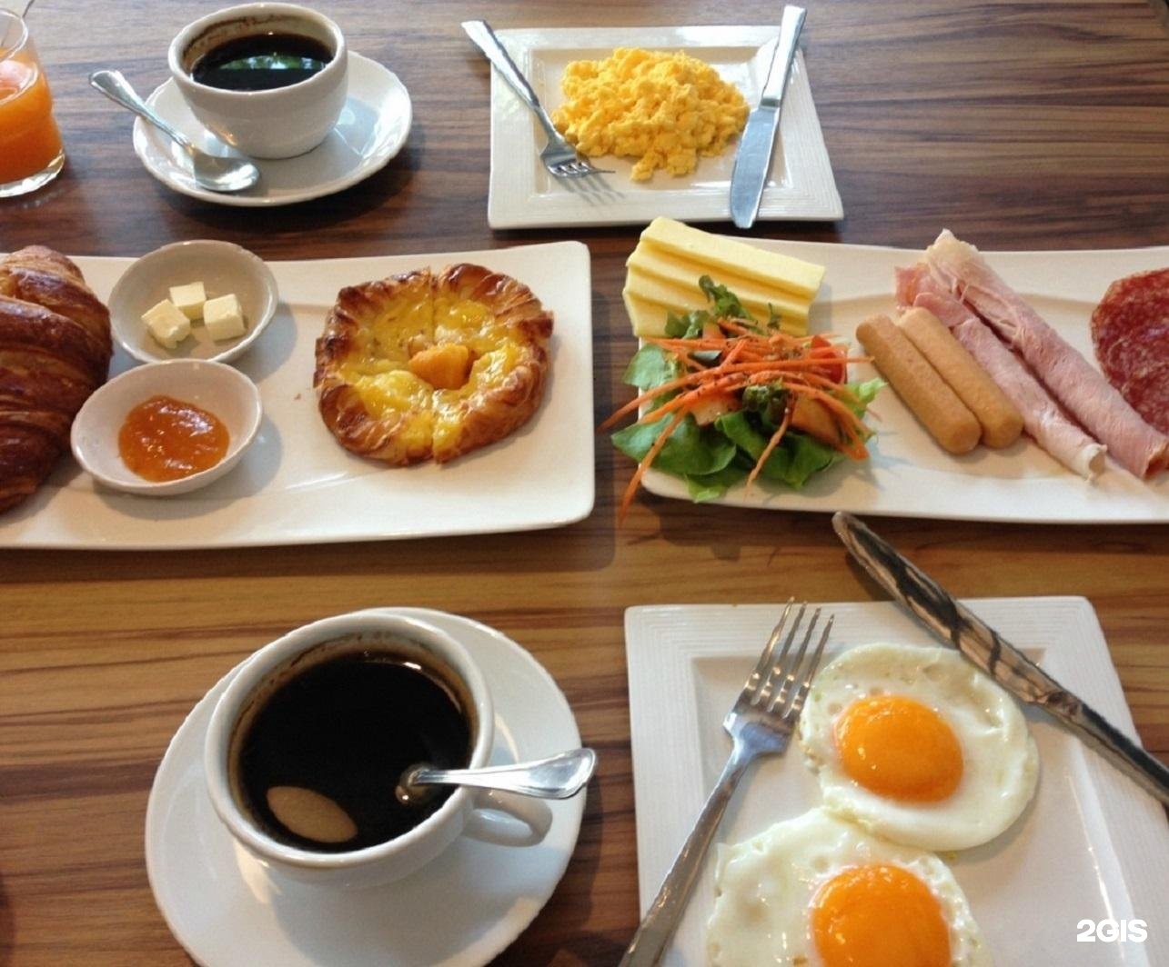 Насчет завтрака. Завтрак. Вкусный завтрак. Красивый завтрак на столе. Красивая сервировка завтрака.