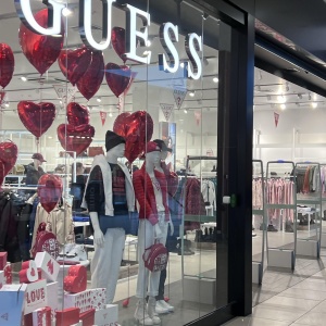 Фото от владельца Guess, брендовый бутик