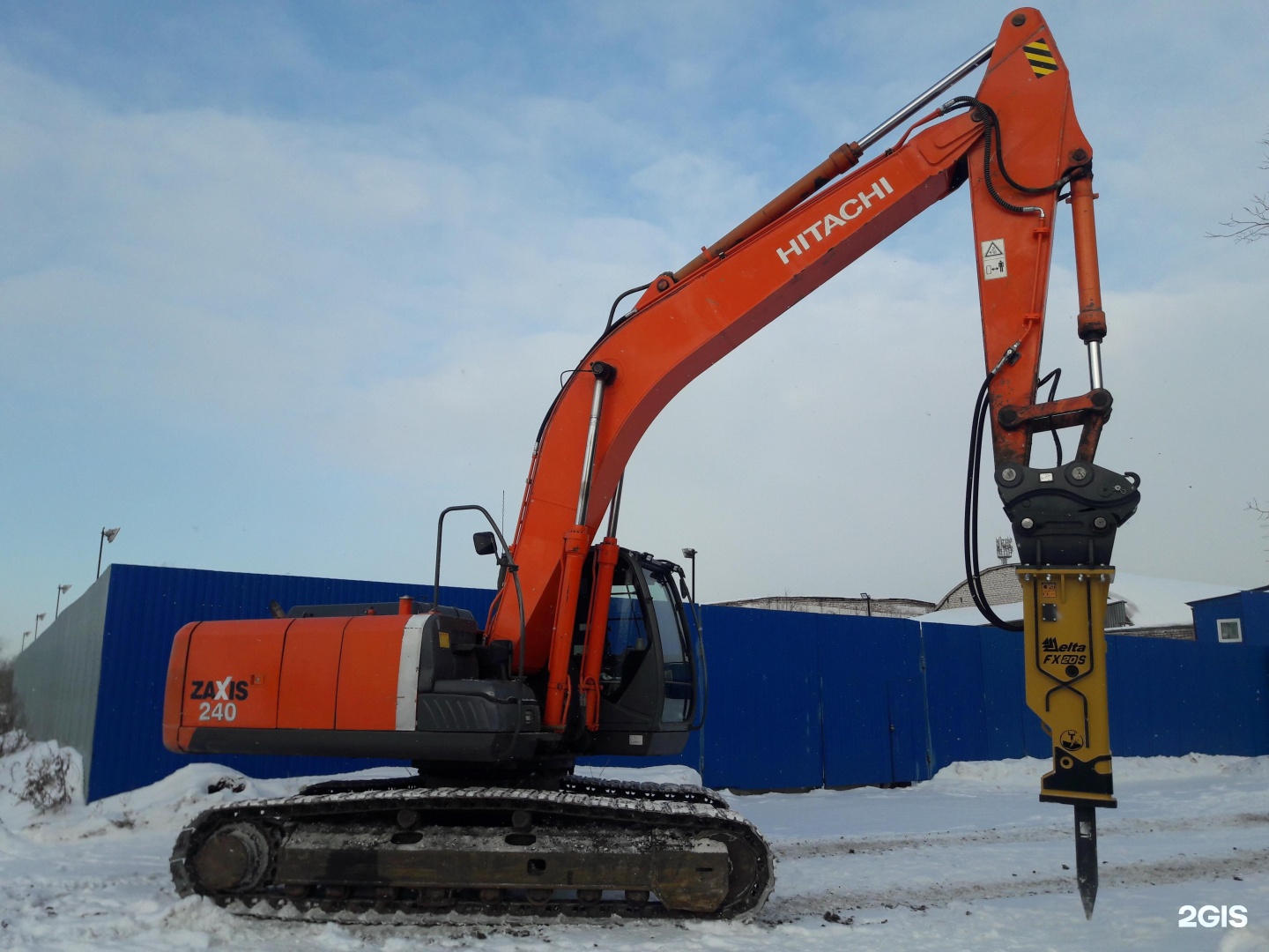 Работа на экскаваторе в челябинске. Экскаватор Хитачи 240. Hitachi 240. Дворник Хитачи 240. Реклама спецтехники.