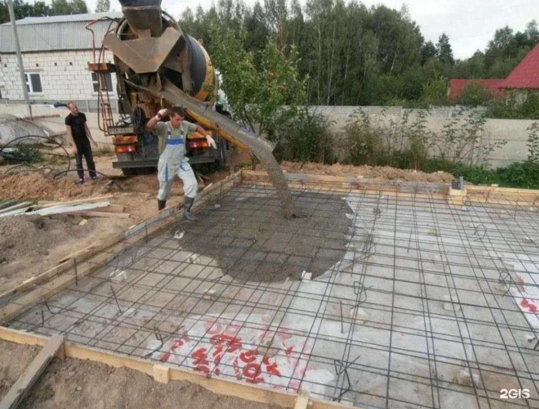Плита бетонная фундаментная. Монолитный бетон в15. Бетонирование фундаментной плиты. Бетонирование монолитной плиты. Заливка плиты фундамента.