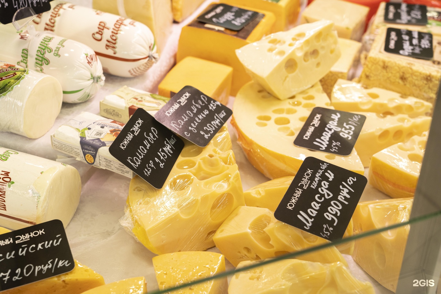 Самый популярный сыр. Самые популярные сыры в мире. Сырный мир. Пармезан запах. Камамбер, Ливаро и дор Блю.