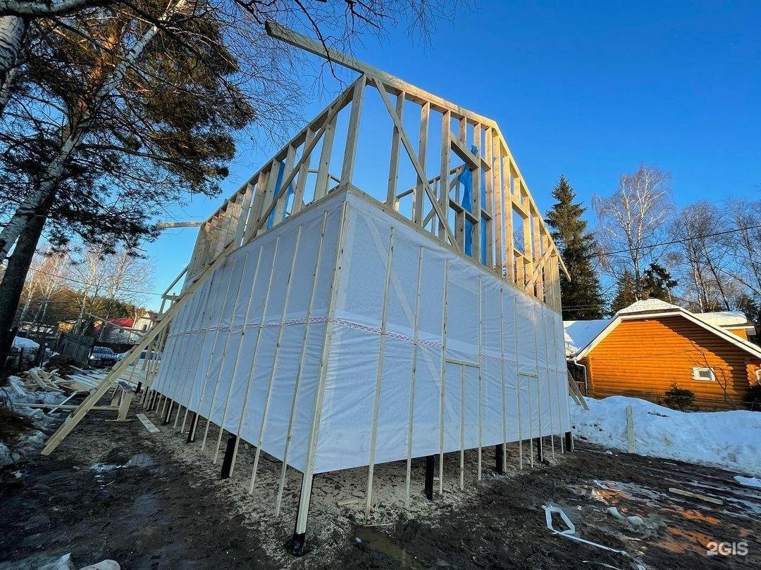 Дом с полуторным этажом. Дом из бруса полуторка с большими окнами. Дом руссу. Красивый американский дом. Русс дом.