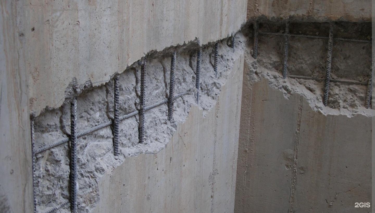 Несущая трещина. Гидроизоляция холодного шва железобетонной стены. Гидроизоляция швов бетонирования. Арматура в стене. Армированный бетон.