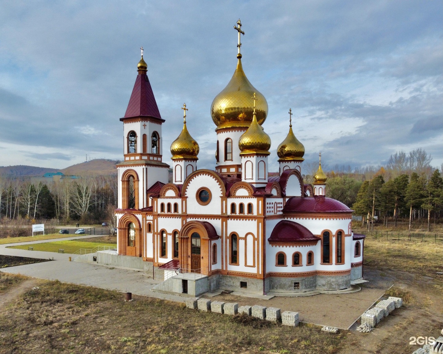 Фото церквей красноярска. Храм новомучеников и исповедников российских Красноярск. Церковь новомучеников Красноярск Академгородок. Храм Красноярск Кировский райо. Храмы Красноярска 4 класс.