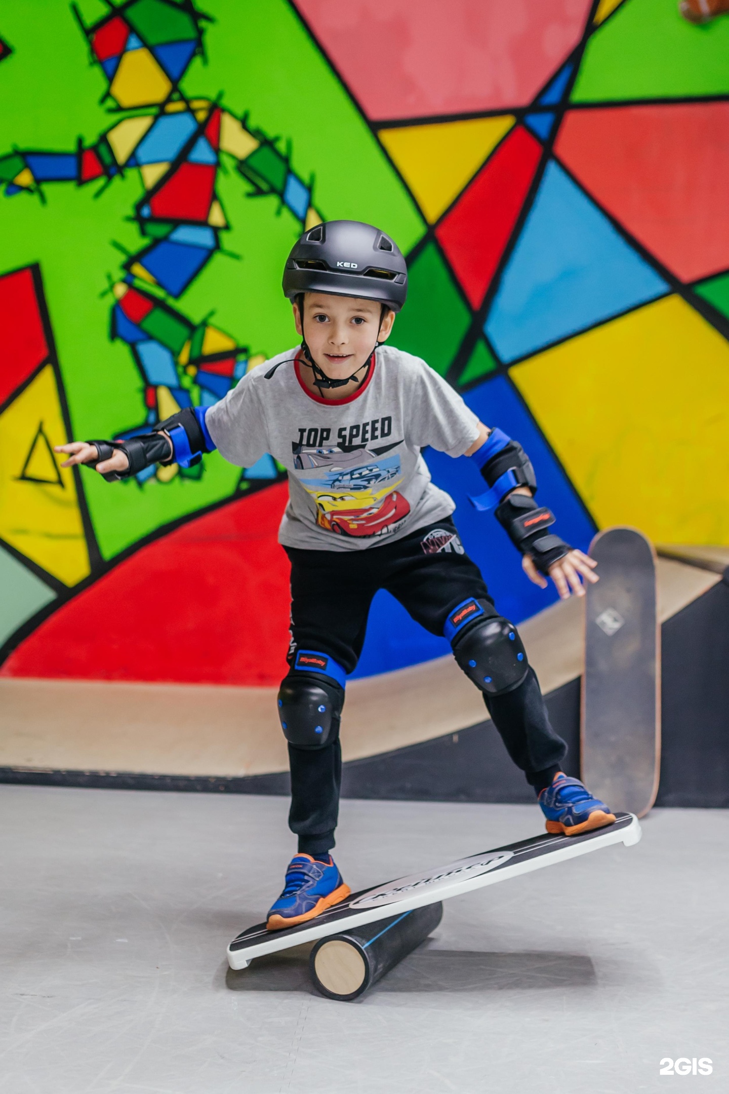 Школа скейтбординга. Скейтборд на улице. Скейт школа. Rollerdrome обложка.