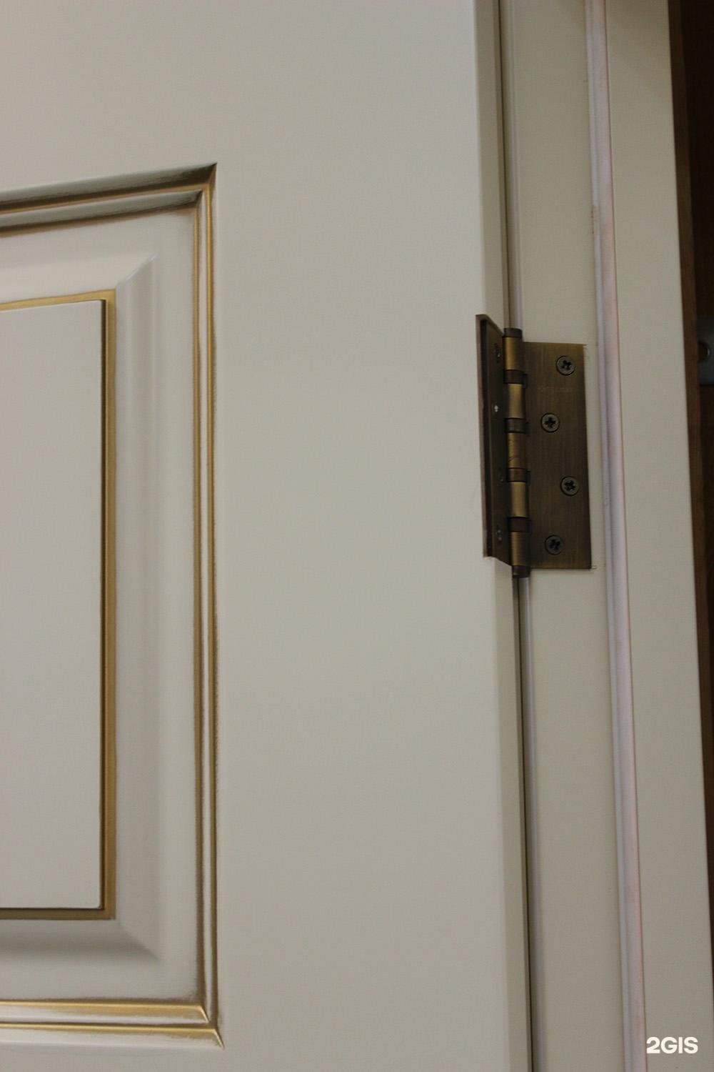 Белая дверь черные петли. Белые петли на двери. Белые двери черные петли межкомнатные. Двери с черными петлями. Черные петли на белых дверях