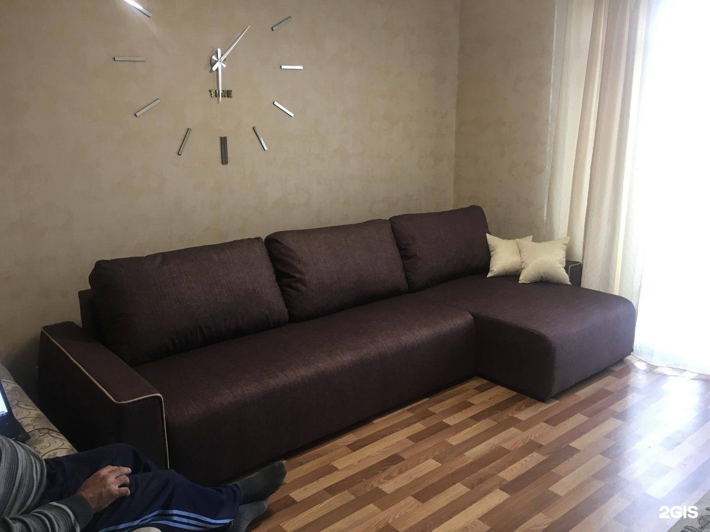 ядовитый диван много мебели
