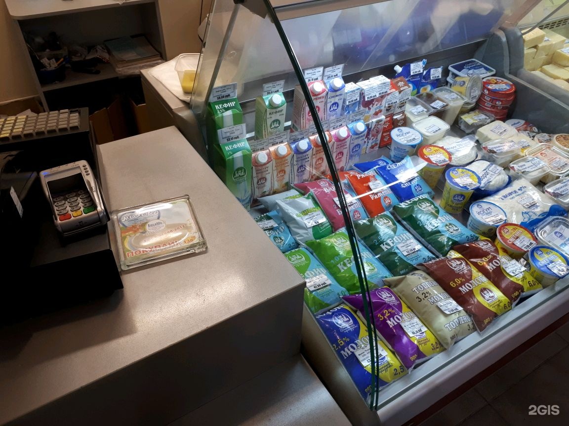 Продукция новосибирск. Белый замок молочная продукция Новосибирск. Компания белый замок молочные продукты. Магазин белый замок в Новосибирске. Витрина с продукцией белый замок.