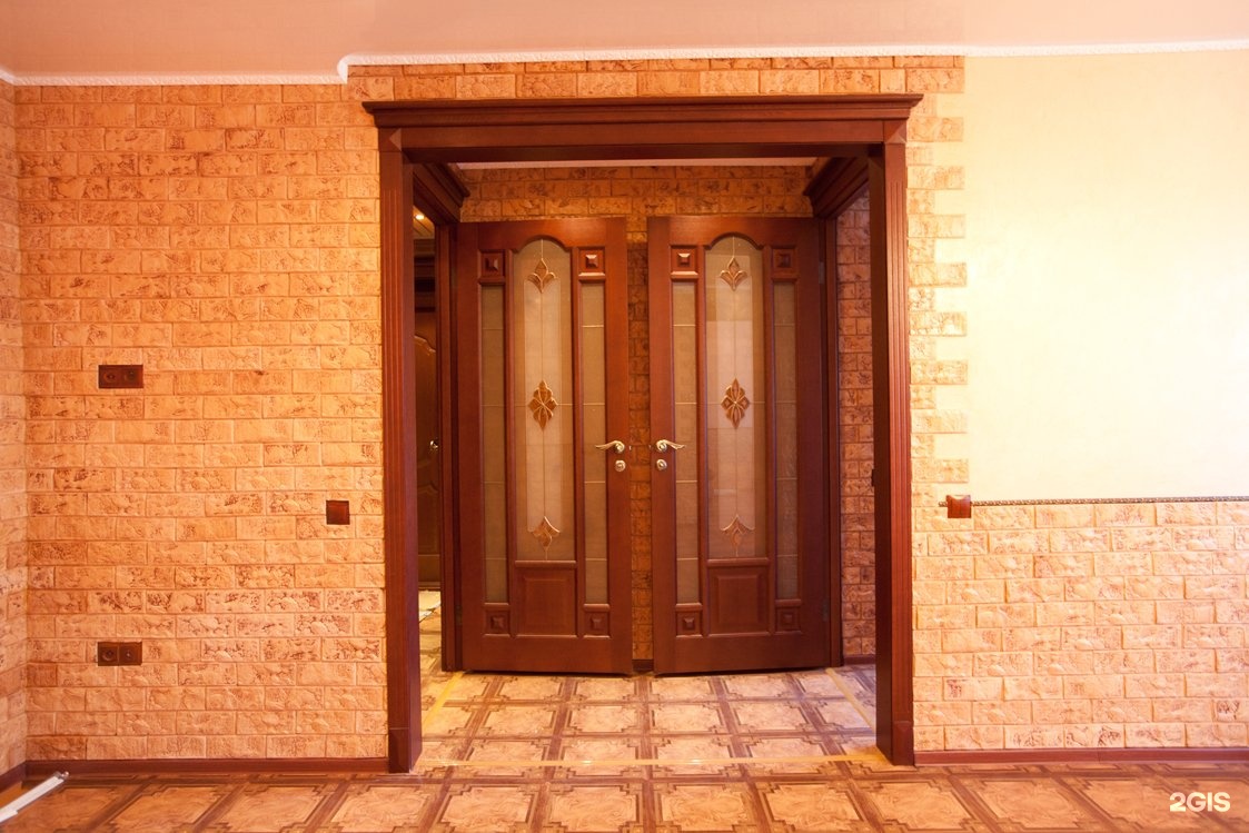 В новосибирске двери в квартиру. Межкомнатная арочная дверь. Двери межкомнатные двери с аркой в одном стиле. Двери Новосибирской фабрики межкомнатные. Нестандартные двери.