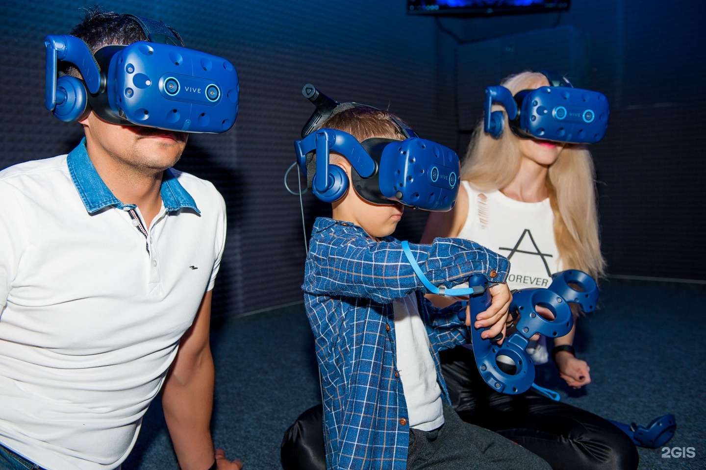 Vr parody. VR клуб. Виртуальная реальность дети. Клуб виртуальной реальности. Клуб виртуальной реальности фотосессия.