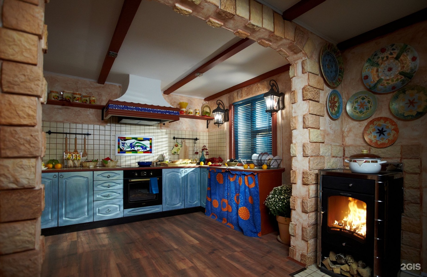 Печеный дом. Кухня в деревянном доме. Кухни в деревенском стиле в доме. Современная кухня в деревенском стиле. Кухня в русском деревенском стиле.