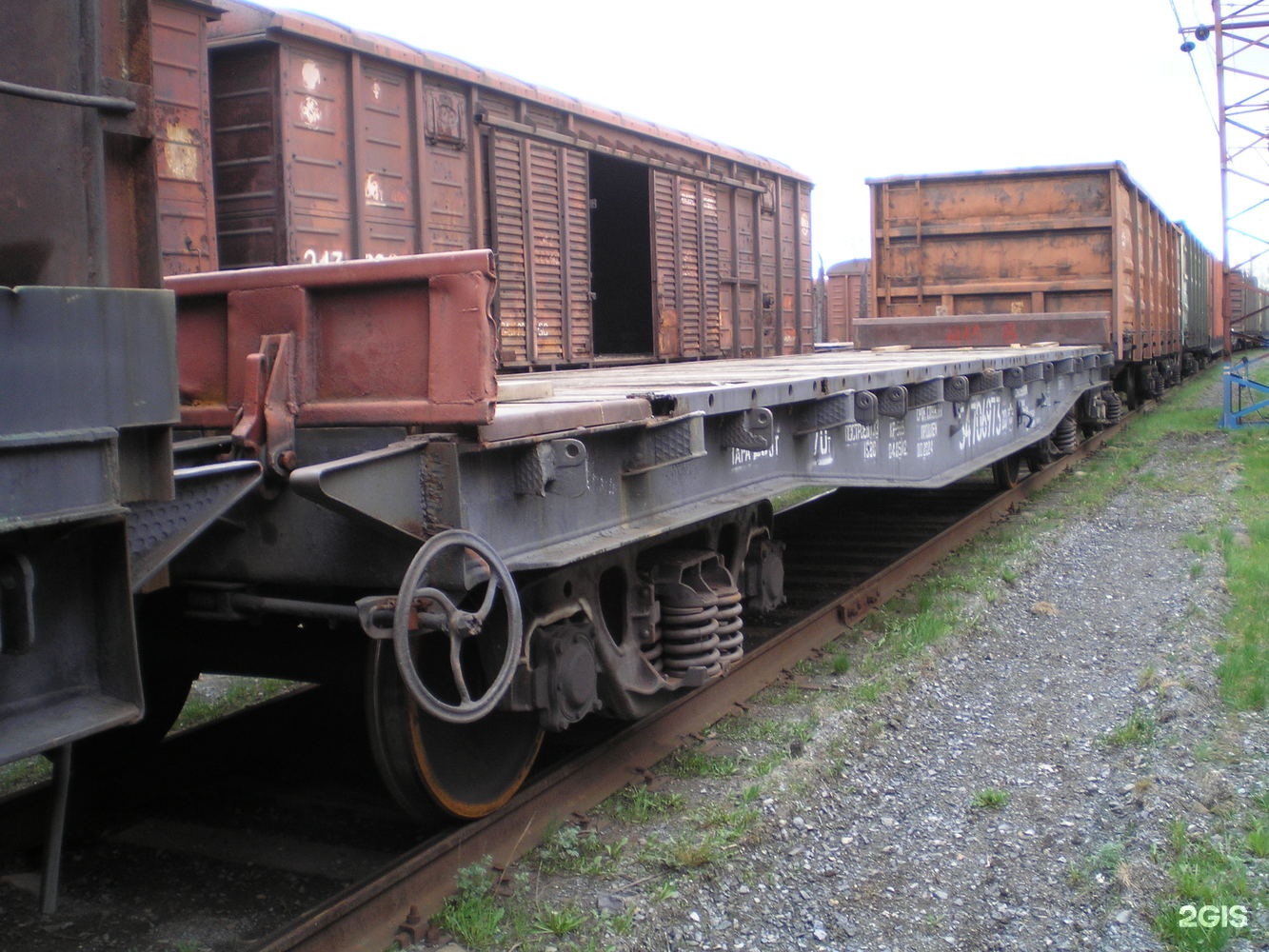Железнодорожный вагон платформа. Грузовой вагон платформа. Вагоны РЖД грузовые платформы. Универсальная платформа вагон. Грузовая Железнодорожная платформа.