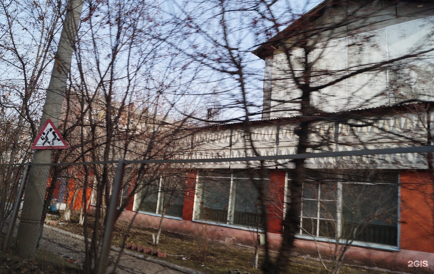 Фото поселка молодежного. Посёлок молодёжный Иркутск. Молодежный поселок, д. 105. Иркутск молодежный поселок улица Школьная. Посёлок молодёжный Красноярск.