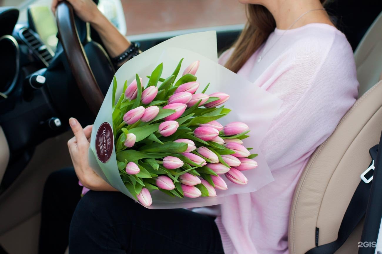 Грузовик с тюльпанами. Тюльпаны в салоне машины. Букет тюльпанов в салоне автомобиля. Красивые тюльпаны в салоне машины. Фотосессия с тюльпанами.