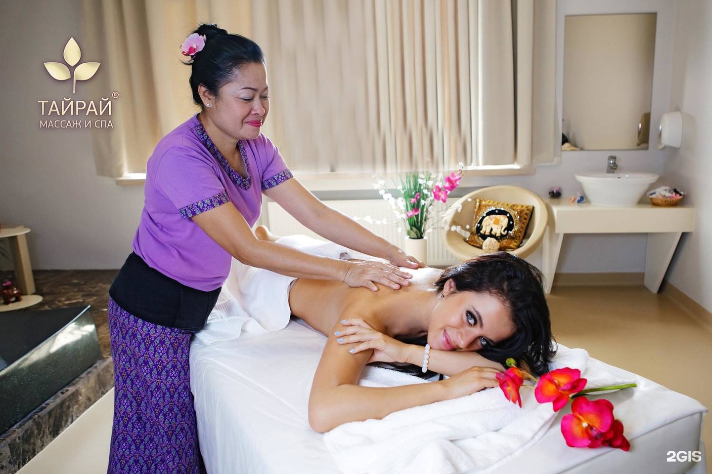 Жена в массажном салоне. ТАЙРАЙ тайский спа. ТАЙРАЙ салон тайского массажа и спа. Тайский традиционный массаж ТАЙРАЙ. Королевский тайский массаж.