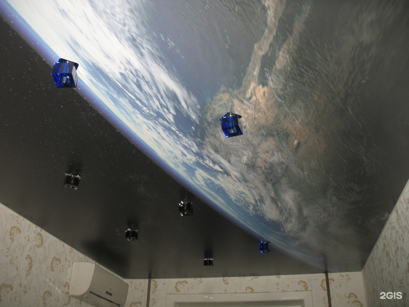 Можно ли в ванной делать натяжной потолок. Космический потолок. Натяжной потолок космос. Натяжной потолок с фотопечатью космос. Натяжной потолок в виде космоса.