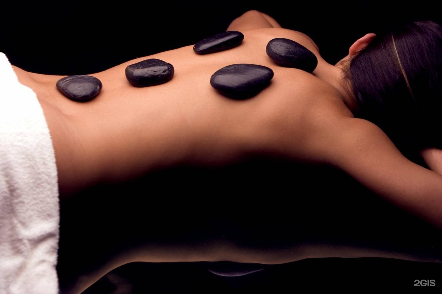 Massage up. Стоунтерапия горячими камнями. Камни для массажа спины. Массаж камнями. Стоунтерапия массаж горячими камнями.