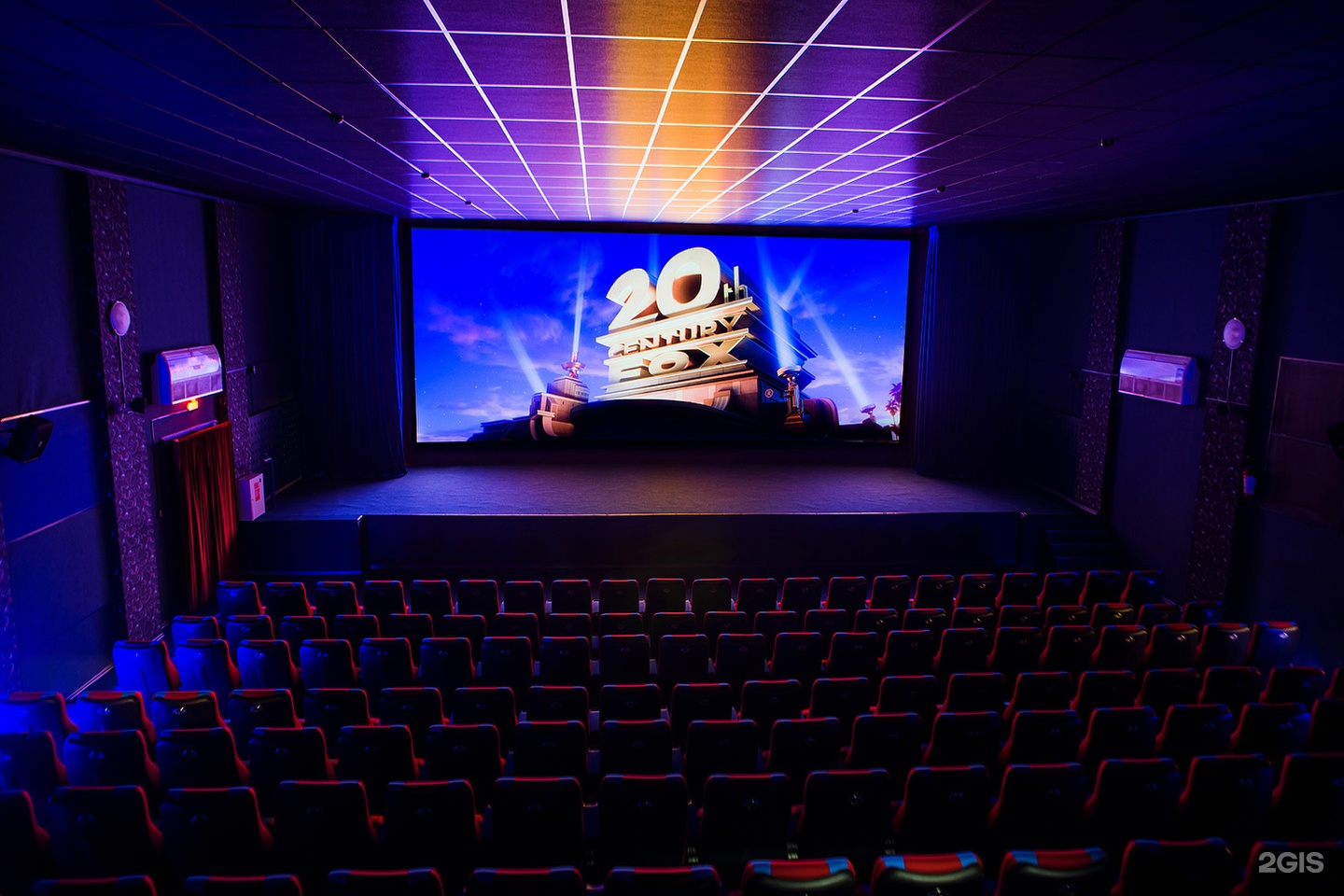 Кинотеатр в темноте