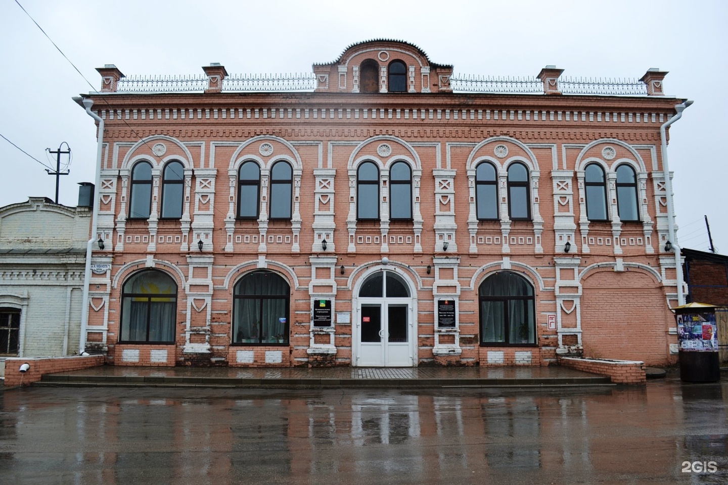 Верхнеуральск челябинская область. Музей Верхнеуральск. Верхнеуральские здания в 2000г. Читай город Верхнеуральск здание.